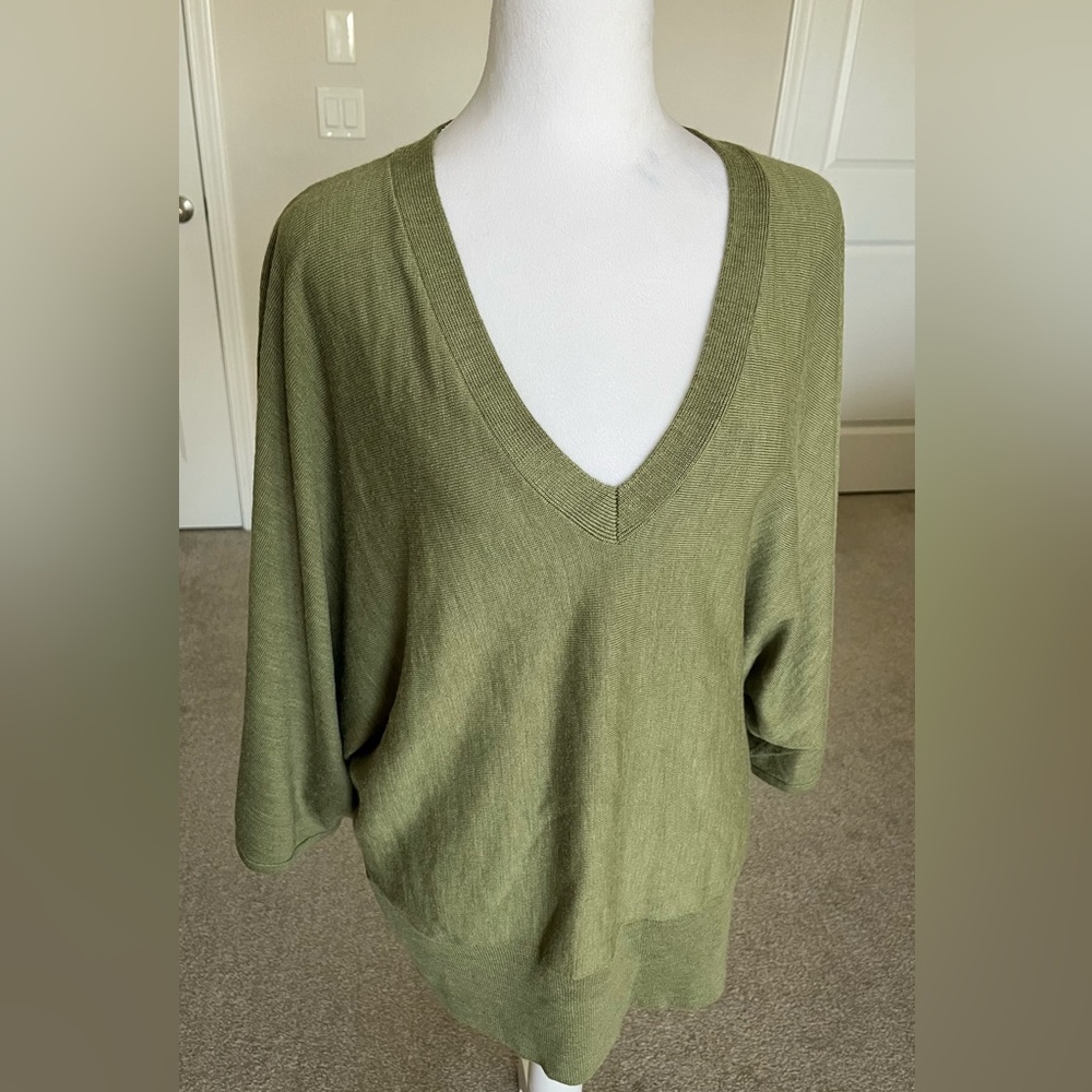 EUC Tapemeasure VNeck Dolman Sleeve Top Size XL Color Green
